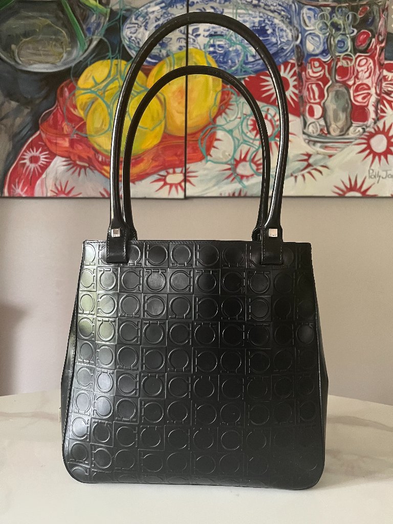 Ferragamo Gancini Embossed Black Leather Shoulder Bag Au-21 1796